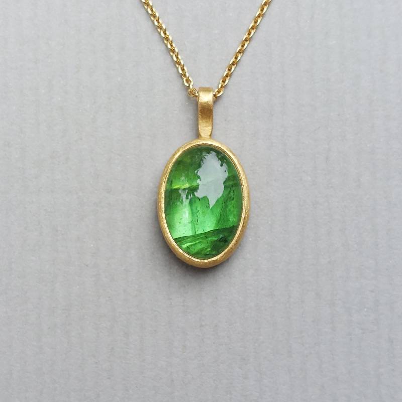 Leuchtend Grüner Turmalinanhänger in 900 Und 750 Gelbgold Handgearbeiteter Massivgoldanhänger Mit Ovalem Edelstein Cabochon - Dsiho von Dsiho