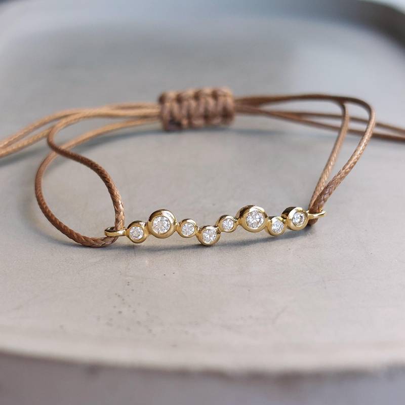 Mittelbraunes Brillantarmband 750 Gold Lässiges Makrameearmband Mit 0, 2 Ct. Tw Si Diamantbesetztem Mittelsteg in Massivgold - Dsiho von Dsiho