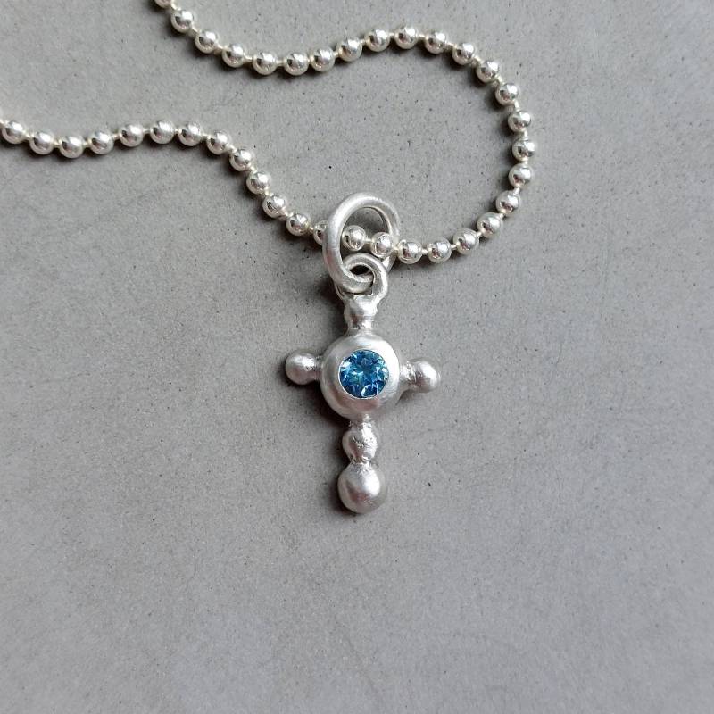 Petrolblauer Swiss-Topas Kreuzanhänger in 925 Silber Handgemachtes Kugeliges Unikat-Silberkreuz Mit Funkelndem Blauen Edelstein - Dsiho von Dsiho