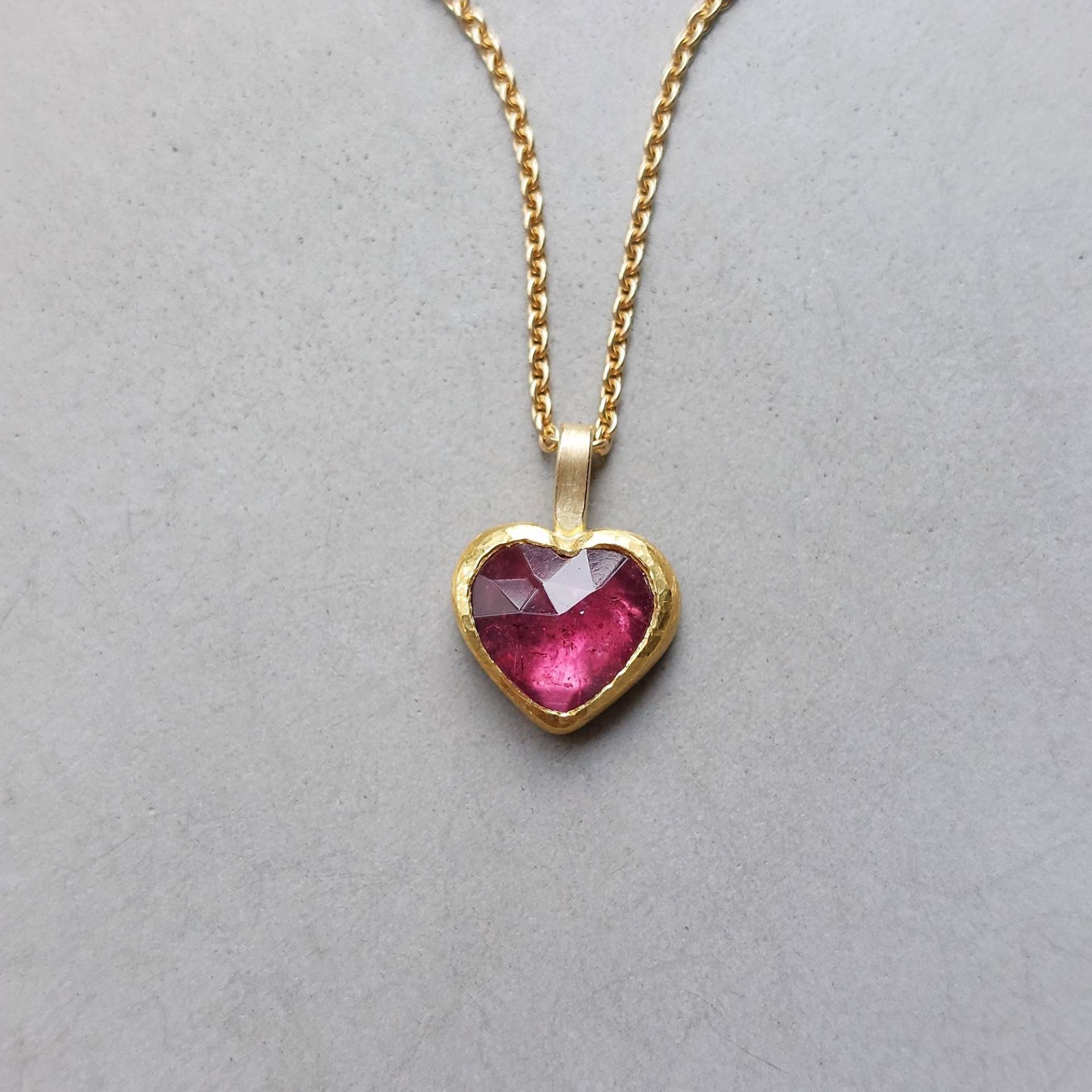 Rubin Herzanhänger Im Rosenschliff 999 Feingold Und 750 Gold Handgearbeitet Mit Himbeerrotem Edelsteinherz - Dsiho von Dsiho