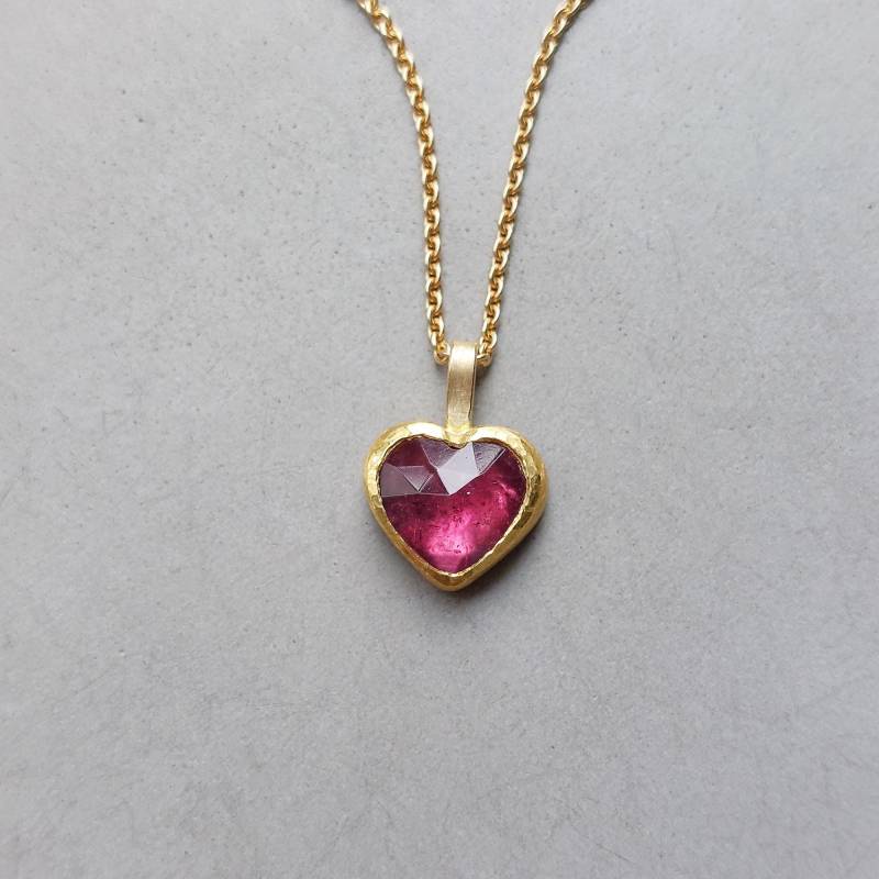 Rubin Herzanhänger Im Rosenschliff 999 Feingold Und 750 Gold Handgearbeitet Mit Himbeerrotem Edelsteinherz - Dsiho von Dsiho