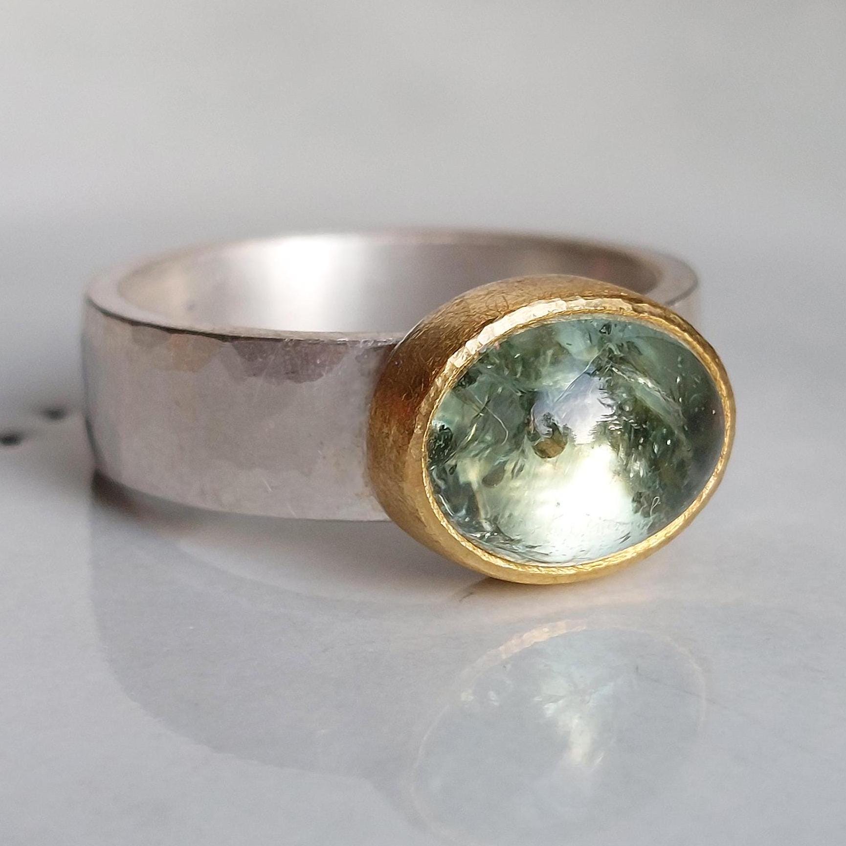 Salbeigrüner Turmalinring 900 Gold Gr. 56 Handgefertigt Mit Geschmiedeter Silberschiene Und Ovalem Cabochon in 22 Karat Goldfassung - Dsiho von Dsiho