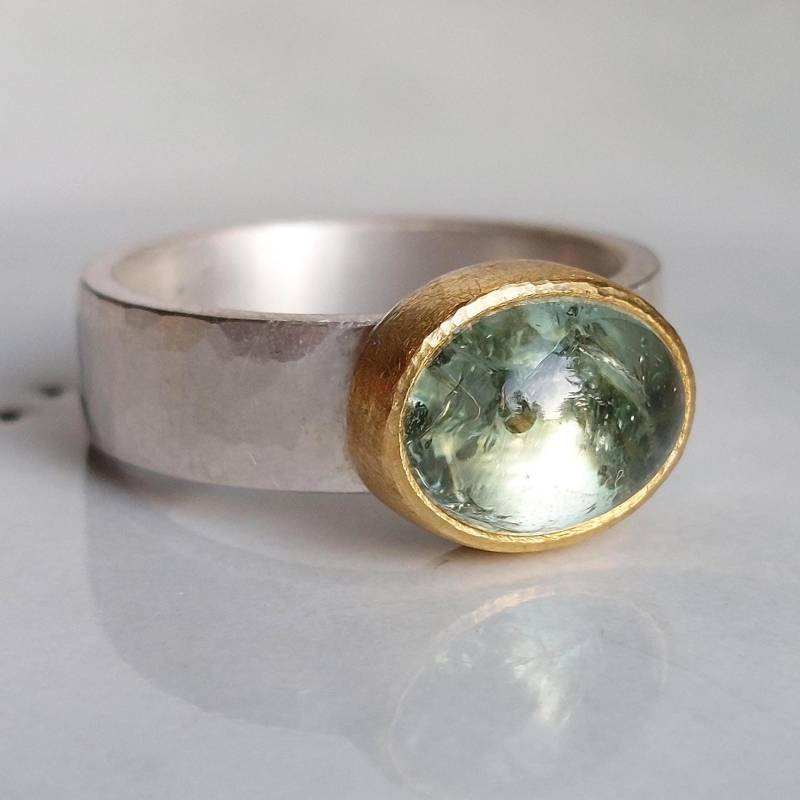 Salbeigrüner Turmalinring 900 Gold Gr. 56 Handgefertigt Mit Geschmiedeter Silberschiene Und Ovalem Cabochon in 22 Karat Goldfassung - Dsiho von Dsiho