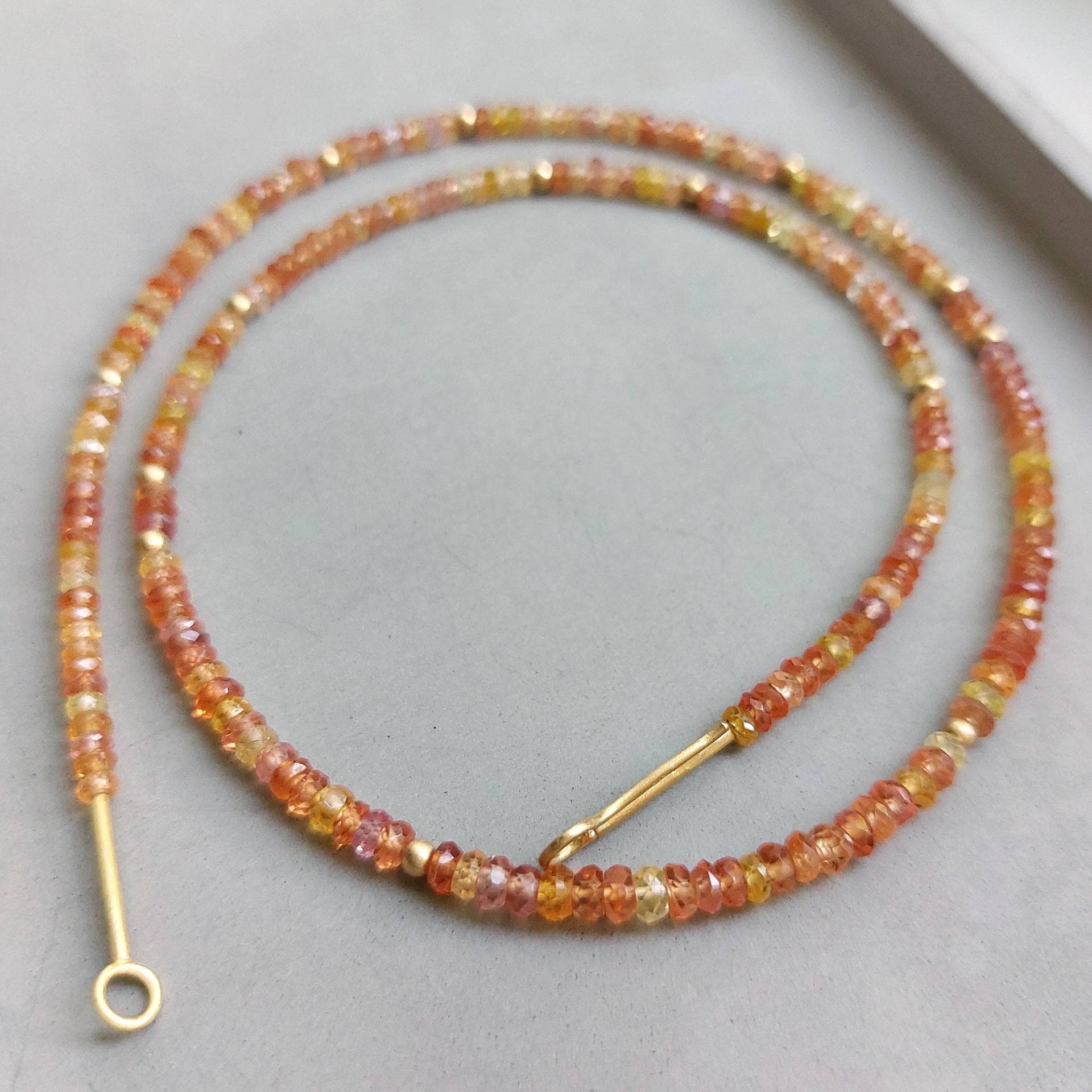 Saphir Halskette 750 Gold, Fein Facettierte Edelsteinkette in Orangetönen Mit Goldperlen Und Handgearbeitetem 18K Hakenverschluss - Dsiho Saphir Halskette 750 Gold, Fein Facettierte Edelsteinkette in Orangetönen Mit Goldperlen Und Handgearbeitetem 18K Hakenverschluss - Dsiho von Dsiho