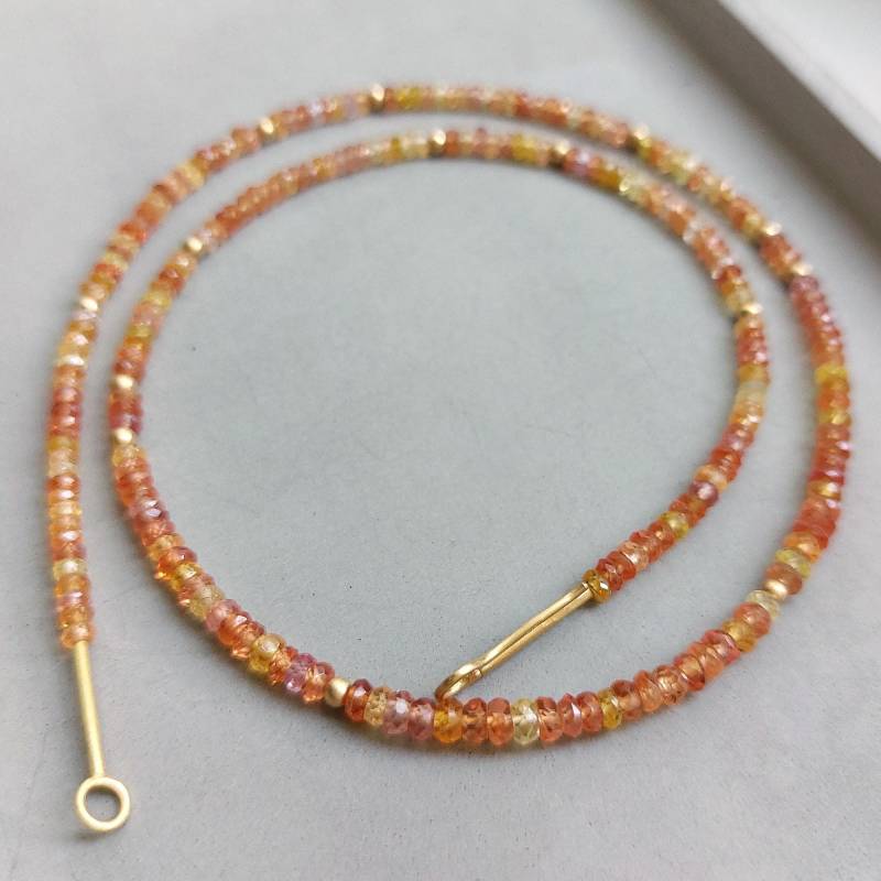 Saphir Halskette 750 Gold, Fein Facettierte Edelsteinkette in Orangetönen Mit Goldperlen Und Handgearbeitetem 18K Hakenverschluss - Dsiho von Dsiho
