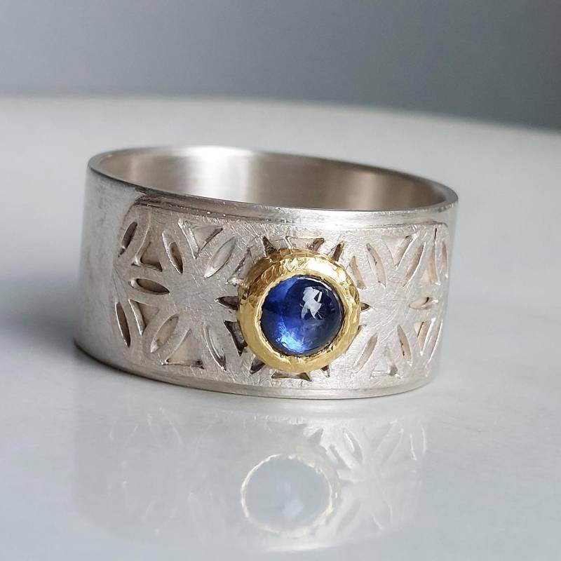 Saphirring 999 Feingold Silber Gr. 68 Breiter Ornamentring Handgemacht Mit Blauem Cabochon in Goldfassung Hammerschlagstruktur - Dsiho von Dsiho