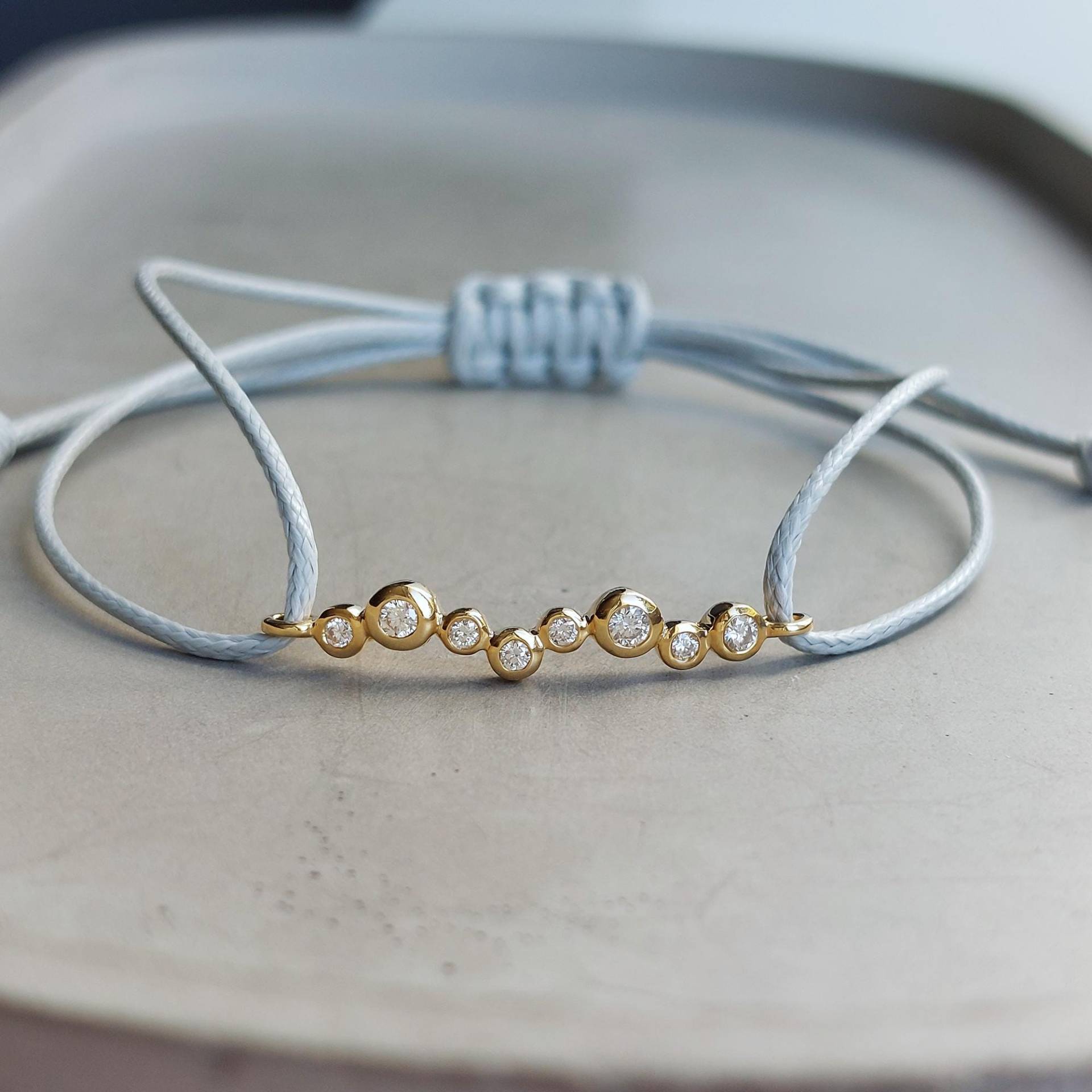 Silbergraues Brillantarmband 750 Gold Cooles Zugarmband Mit 0, 2 Ct. Tw Si Diamantbesetztem Mittelsteg Aus 18 Karat Massivgold - Dsiho von Dsiho