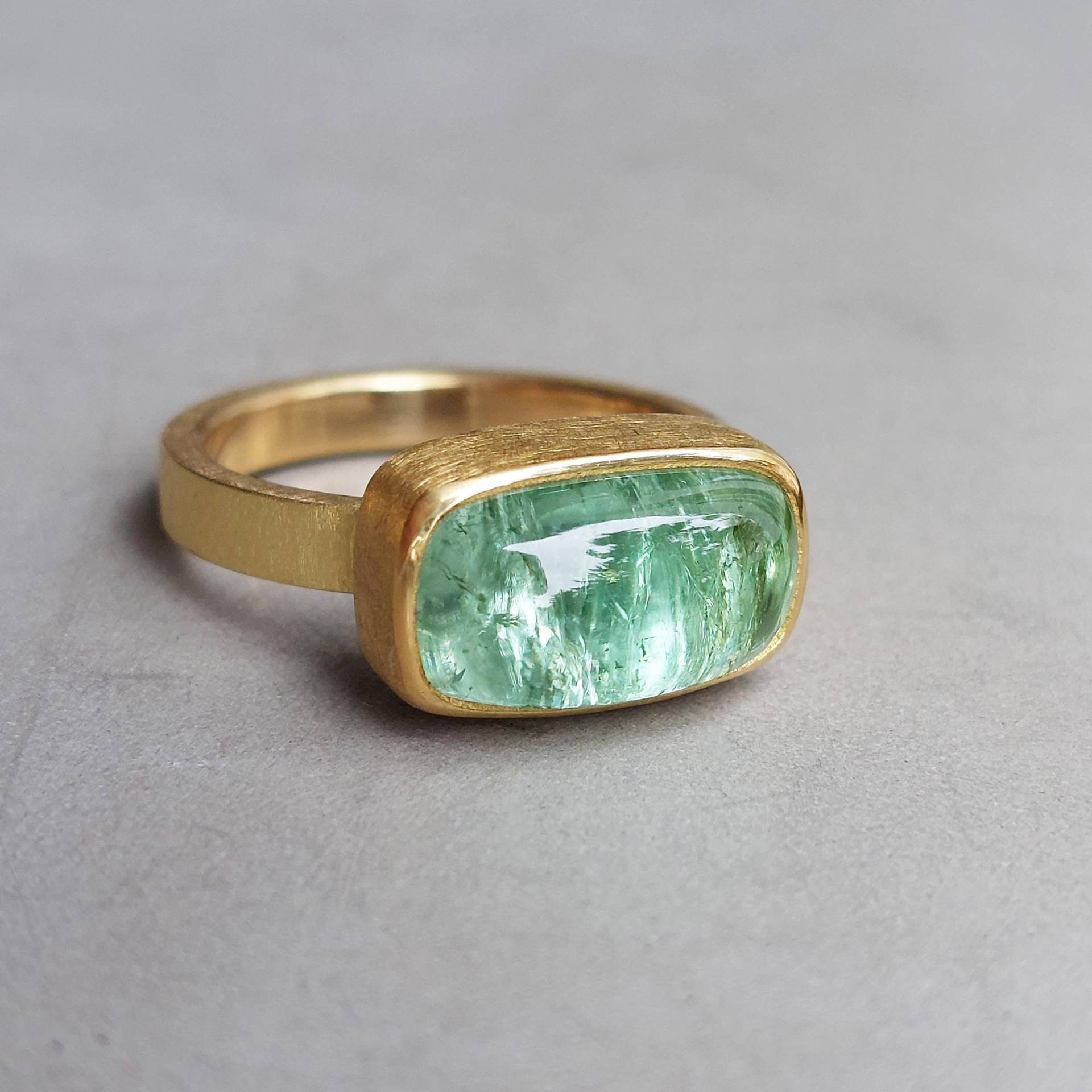 Wasserblaugrüner Turmalinring 900 Und 750 Gold Gr. 53, 5 Handgearbeiteter Massivgoldring Mit Cabochon Im Länglichen Antikschliff - Dsiho von Dsiho