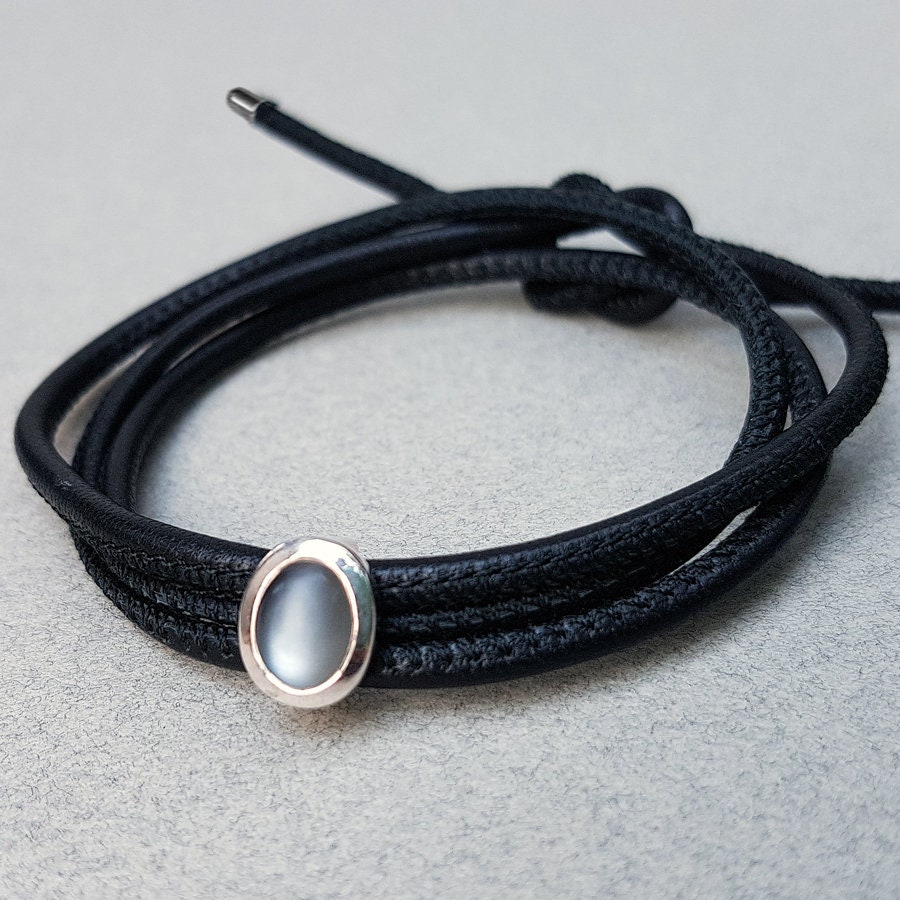 Wickelarmband Mit Mondsteincabochon, Gewickeltes Schwarzes Lammleder-Armband Silbrig Grau Schimmerndem Mondstein in 925 Silber - Dsiho Wickelarmband Mit Mondsteincabochon, Gewickeltes Schwarzes Lammleder-Armband Silbrig Grau Schimmerndem Mondstein in 925 Silber - Dsiho von Dsiho