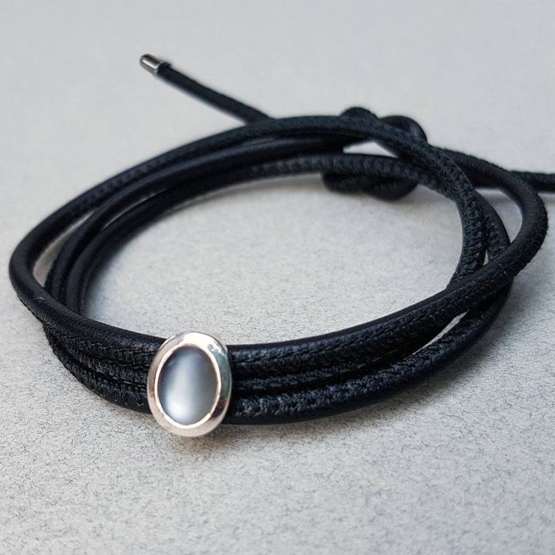 Wickelarmband Mit Mondsteincabochon, Gewickeltes Schwarzes Lammleder-Armband Silbrig Grau Schimmerndem Mondstein in 925 Silber - Dsiho Wickelarmband Mit Mondsteincabochon, Gewickeltes Schwarzes Lammleder-Armband Silbrig Grau Schimmerndem Mondstein in 925 Silber - Dsiho von Dsiho