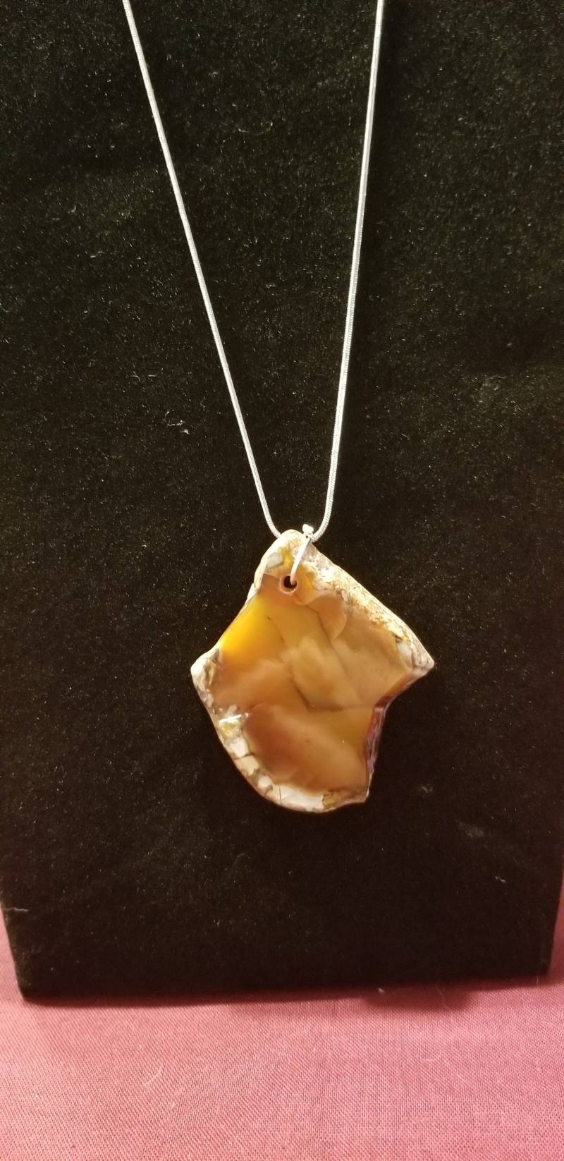 Handgemachte Rote Jaspis, Braune Orange Glänzend Rock Anhänger Auf Einem Silber Schlange Kette von DsrdemJewelry