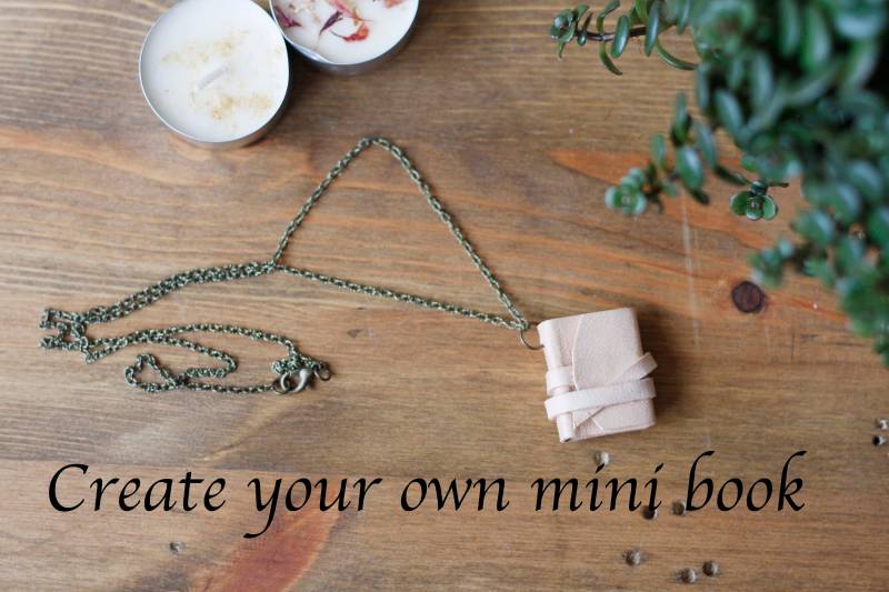 Erstelle Deine Eigene Mini-Buch Halskette Oder Deinen Eigenen Schlüsselanhänger. Diverse Farben. Mit Text Blankoseiten von DuDidesign