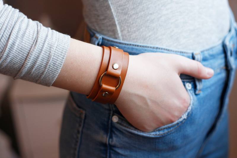 Handgefertigtes Lederarmband O-Ring-Armband Unisex Ledermanschette Benutzerdefinierte Größe Verfügbar von DuDidesign