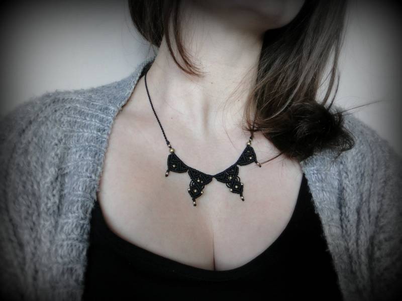 Grafik Schwarz Makramee Mit Messing Perlen Halskette Verziert. Einfache, Aber Einzigartig. Ist Tag Und Nacht von DuFiletdesNoeuds