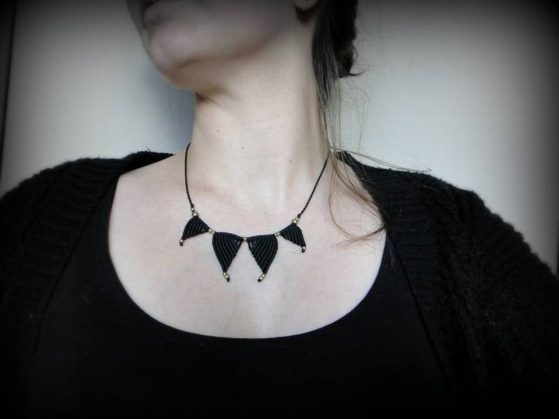 Kragen in Schwarz Makramee Geschmückt Mit Messing Perlen Gewebt. Eindeutig Sein, Ohne Zu Aufdringlich Sein. Einfache, Aber Original. Tag, Abend von DuFiletdesNoeuds