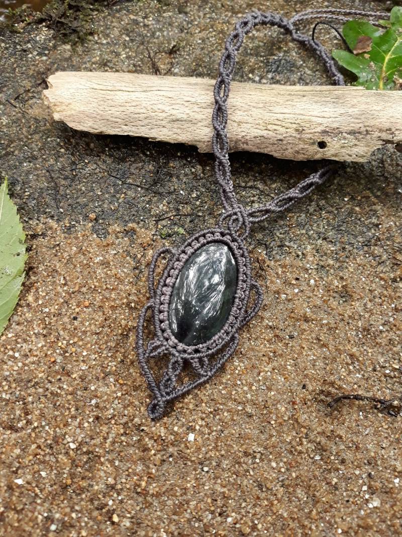 Lila Makramee Halskette Mit Einem Fluorit Cabochon. Elegant, Voluten, Lila, Türkis. Transluzenter Stein von DuFiletdesNoeuds