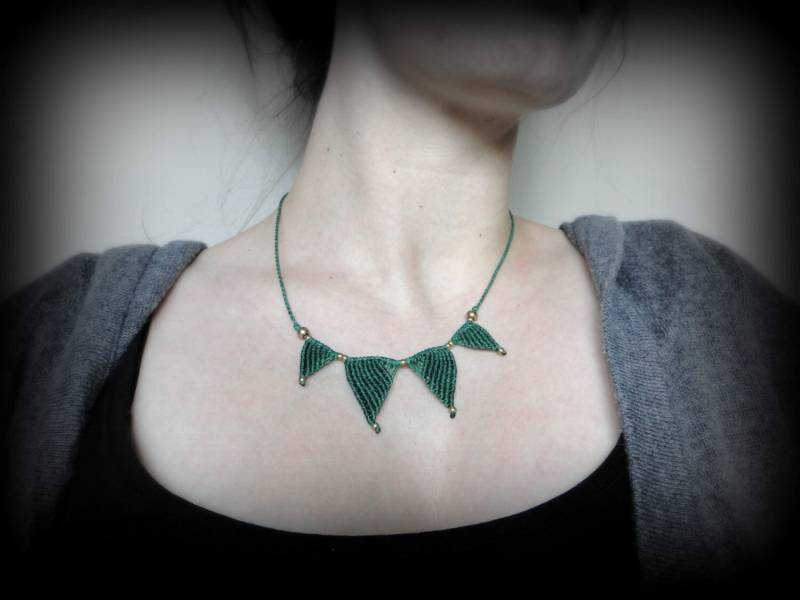 Makramee Messing Pearl Grün Halskette. Halskette Zu Tragen Jeden Tag Oder Am Abend. Modernes Motiv. Einfach, Aber Original von DuFiletdesNoeuds