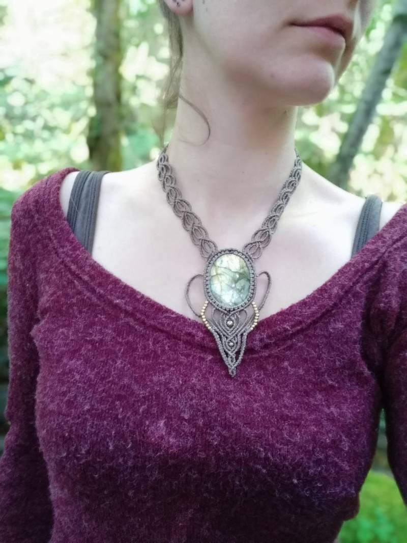 Makramee Mit Einem Labradorit Cabochon Halskette. Beige Gewebte Hippie Boho Interlaced-Muster von DuFiletdesNoeuds