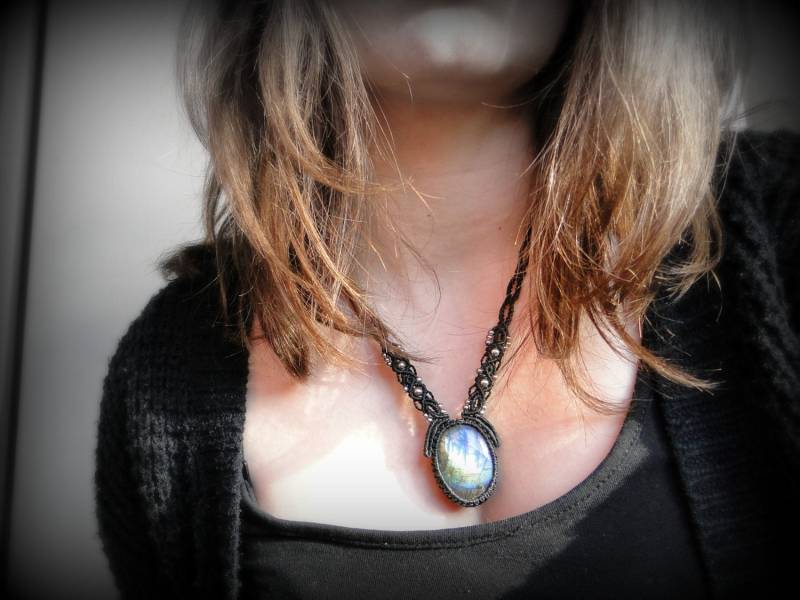 Makramee Mit Labradorit Halskette. Gewebtes Halsband. Der Ist Blau. Chic Und Einzigartige Blauer Stein Makramee Mit Labradorit Halskette. Gewebtes Halsband. Der Ist Blau. Chic Und Einzigartige Blauer Stein von DuFiletdesNoeuds