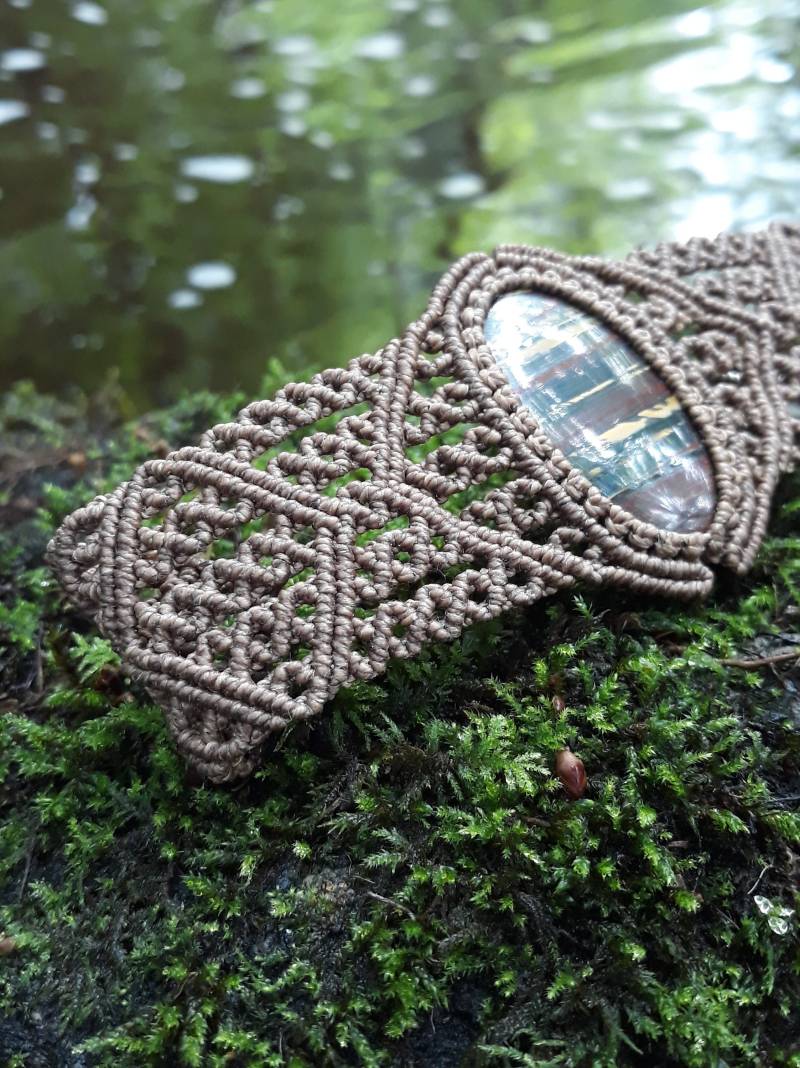 Makramee Und Eisen Auge Manschettenknöpfe. Gewebtes Armband. Cabochon-Edelstein. Beige-Armband. Naturstein von DuFiletdesNoeuds