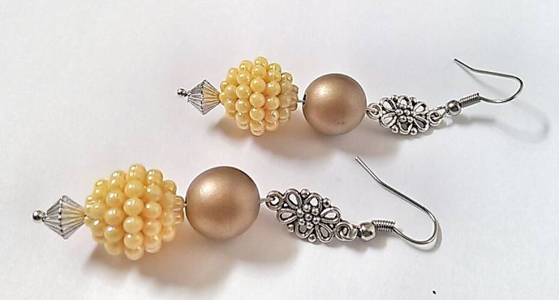 Gelb Und Gold Dangle Bead Kugel Ohrringe - Seed Feder von DuMoments