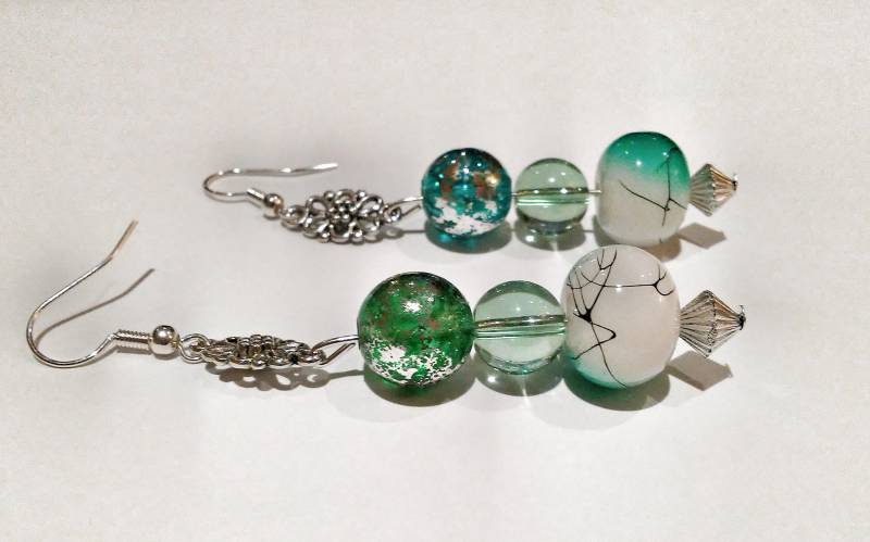 Weiß Und Türkis Ohrringe - Weiß Glas Perlen Frühling Teal Spritzte Glasohrringe von DuMoments