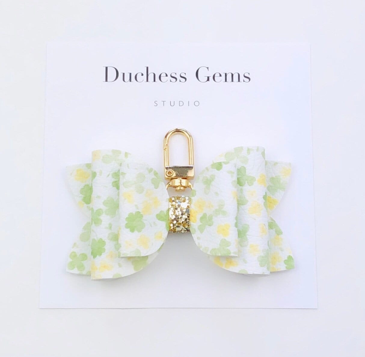 Green Shamrock Schleife Tasche Charm, Gelb Floral Schlüsselanhänger Charm von DuchessGemsStudio