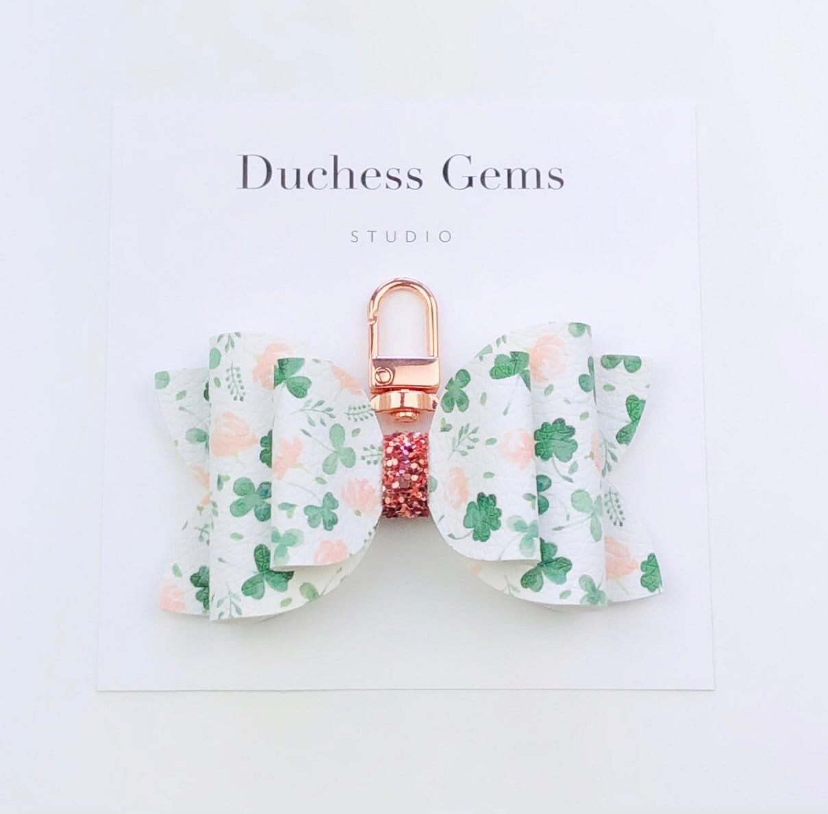 Grünes Kleeblatt Kunstleder Schleife Taschenanhänger, Schlüsselring Charm von DuchessGemsStudio