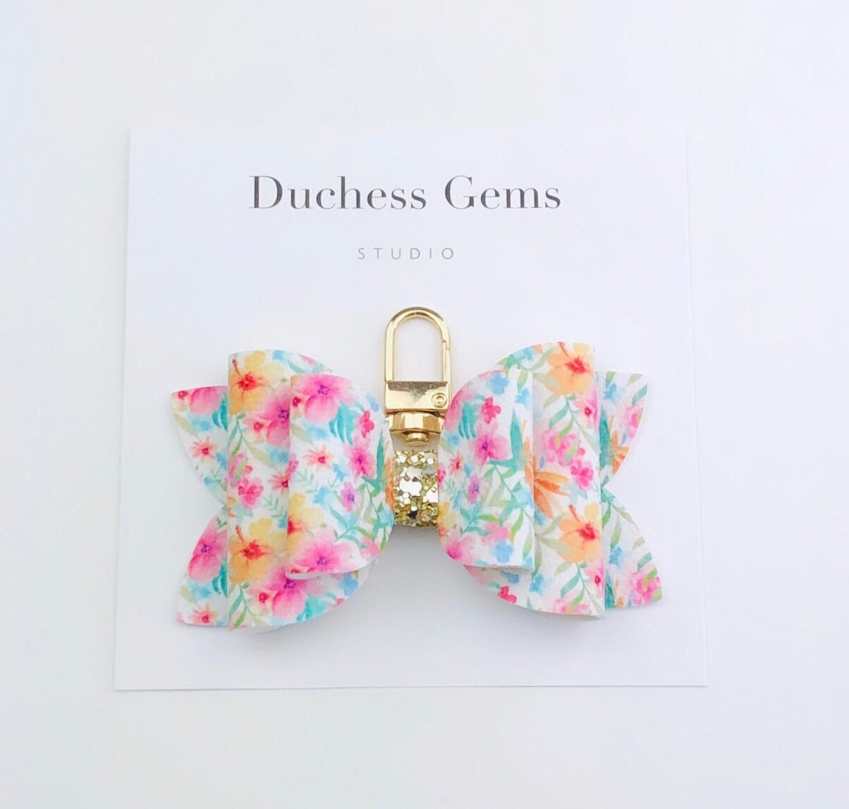 Kunstleder Tropisch Schleife Tasche Charm, Florale Schlüsselanhänger Charm von DuchessGemsStudio