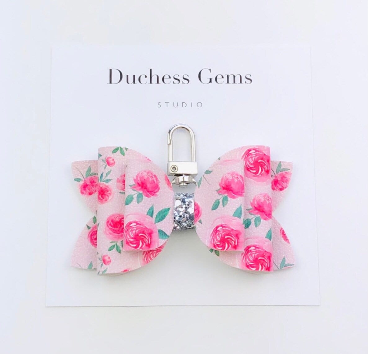 Rosa Rosen Kunstleder Schleife Tasche Charm, Florale Schlüsselanhänger Charm von DuchessGemsStudio