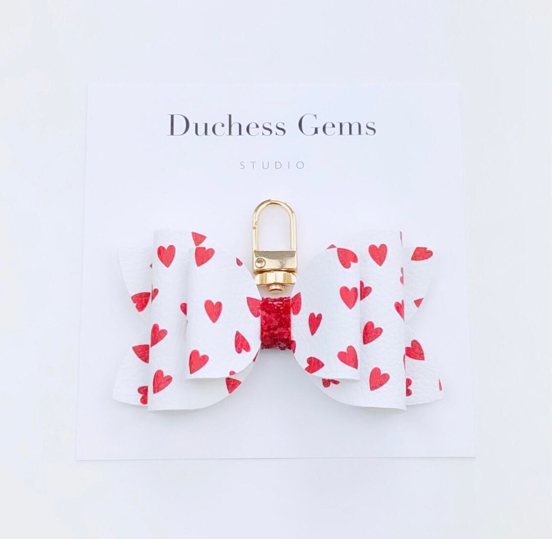 Rote Herzen Schleife Tasche Charm, Weiß Kunstleder Herz Windeltasche Charm von DuchessGemsStudio