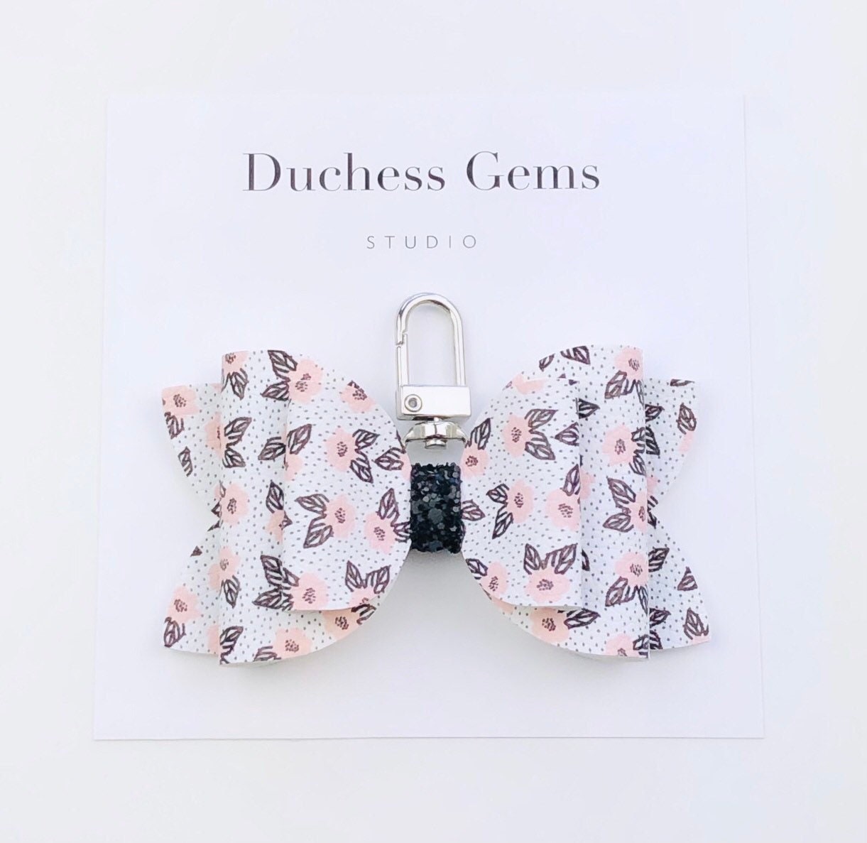 Schwarz-Rosa Blumen Schleife Tasche Charm, Weiß Kunstleder Schlüsselanhänger von DuchessGemsStudio