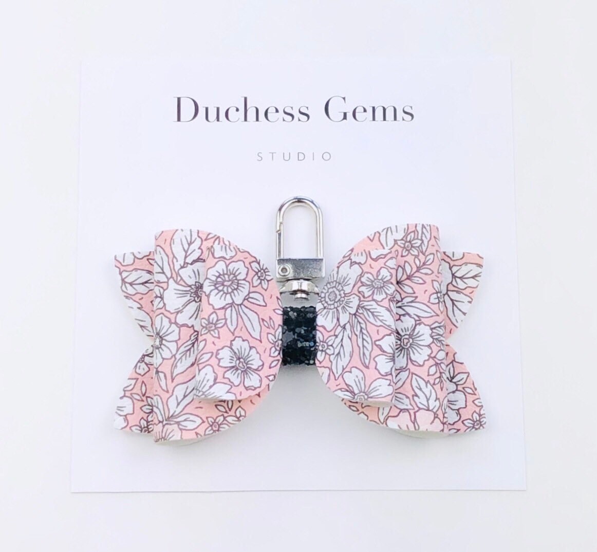 Schwarz Weiß Und Rosa Floral Schleife Tasche Charm, Kunstleder Schlüsselring von DuchessGemsStudio