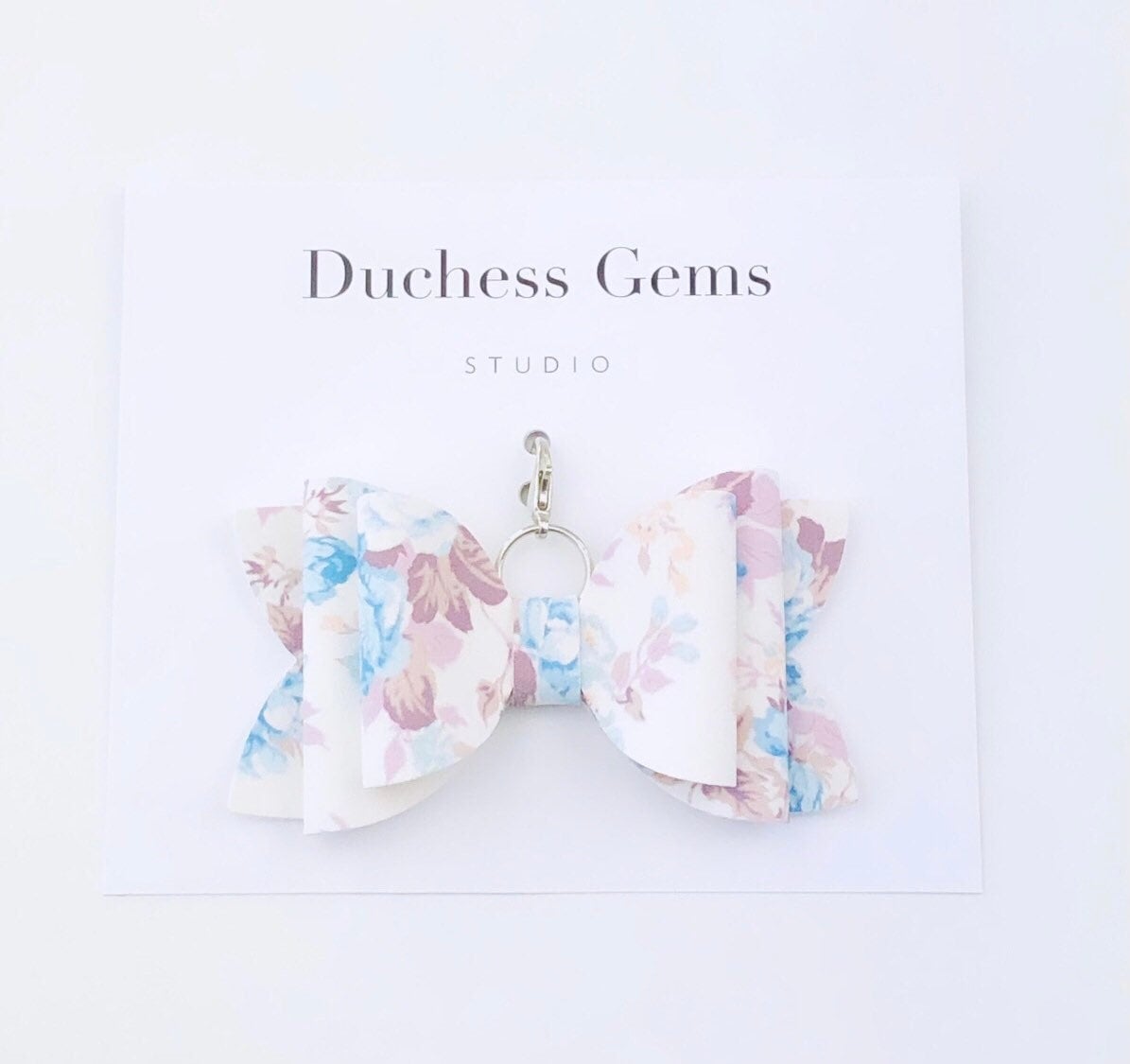 Weiß Und Blau Blumen Chloe Schleife Planer Charm, Blaue Rose Charm von DuchessGemsStudio