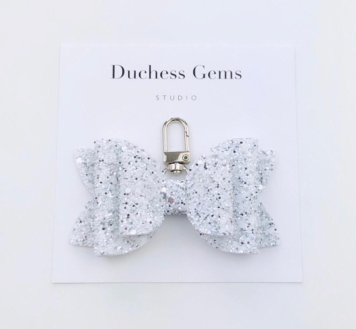 Weiß Und Silber Chunky Glitzer Schleife Tasche Charm, Windeltasche Charm von DuchessGemsStudio