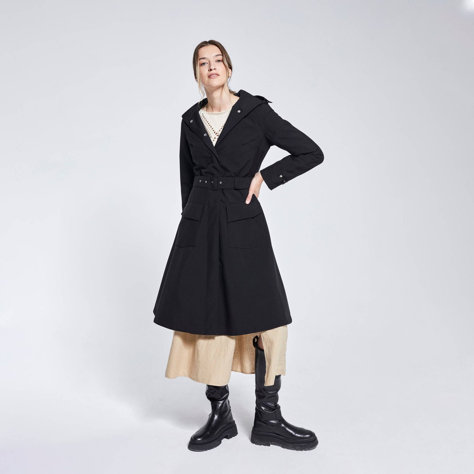 Schwarze Long Flare Regenjacke Für Damen - Nachhaltige Oberbekleidung von DucktailRainwear