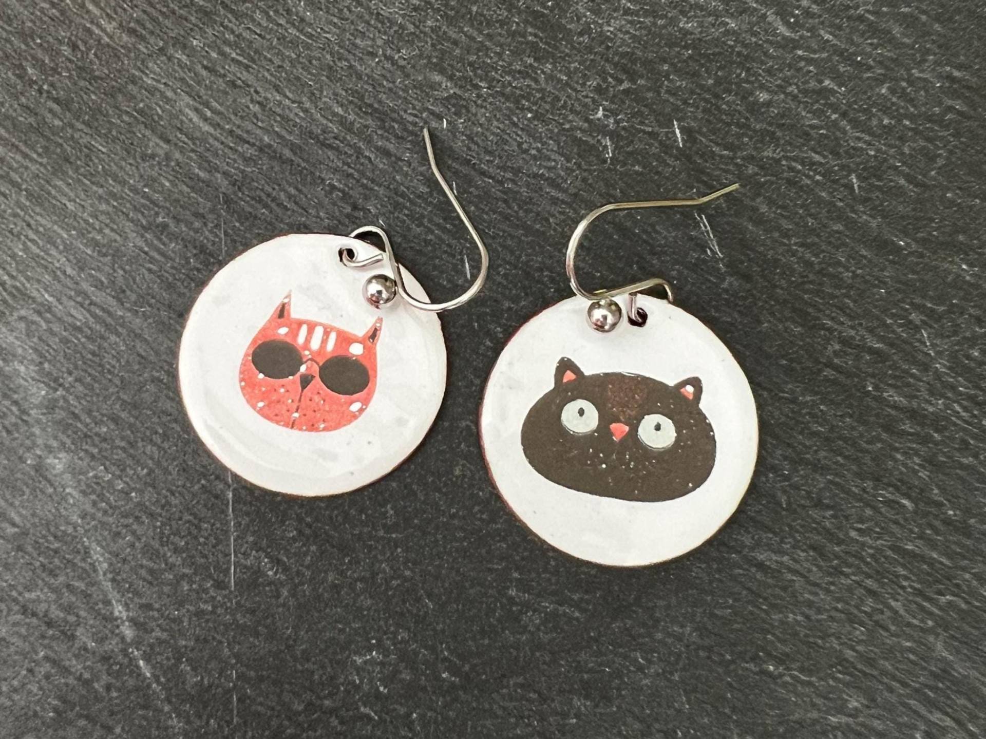 Edelstahl Emaille Ohrringe Weiß Mit Katze, Ohrstecker, Ohrhänger, Ohrhaken, Emailleschmuck, Handmade, Kreis, Enamel, Glas, Schmuck von Dudetita