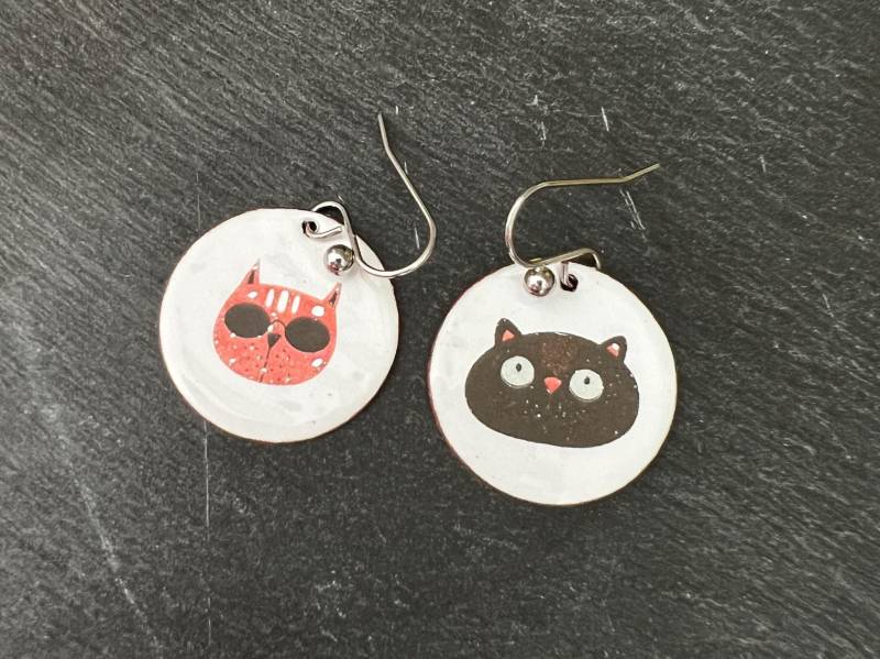Edelstahl Emaille Ohrringe Weiß Mit Katze, Ohrstecker, Ohrhänger, Ohrhaken, Emailleschmuck, Handmade, Kreis, Enamel, Glas, Schmuck Edelstahl Emaille Ohrringe Weiß Mit Katze, Ohrstecker, Ohrhänger, Ohrhaken, Emailleschmuck, Handmade, Kreis, Enamel, Glas, Schmuck von Dudetita