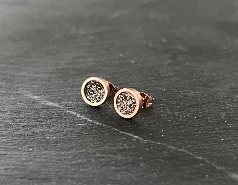 Edelstahl Lederohrringe Ohrstecker Rose, Ohrrringe, Gold, Glitzer, 10 Mm, Metallic Leder, Vegan, Leather Edelstahl Lederohrringe Ohrstecker Rose, Ohrrringe, Gold, Glitzer, 10 Mm, Metallic Leder, Vegan, Leather von Dudetita