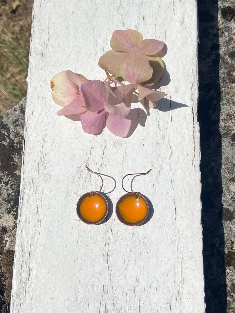 Emaille Ohrringe Orange Halbkugel Edelstahl | Kupfer Schmuck Ohrhänger Ohrhaken Emailleschmuck Enamel Glas Brisur von Dudetita