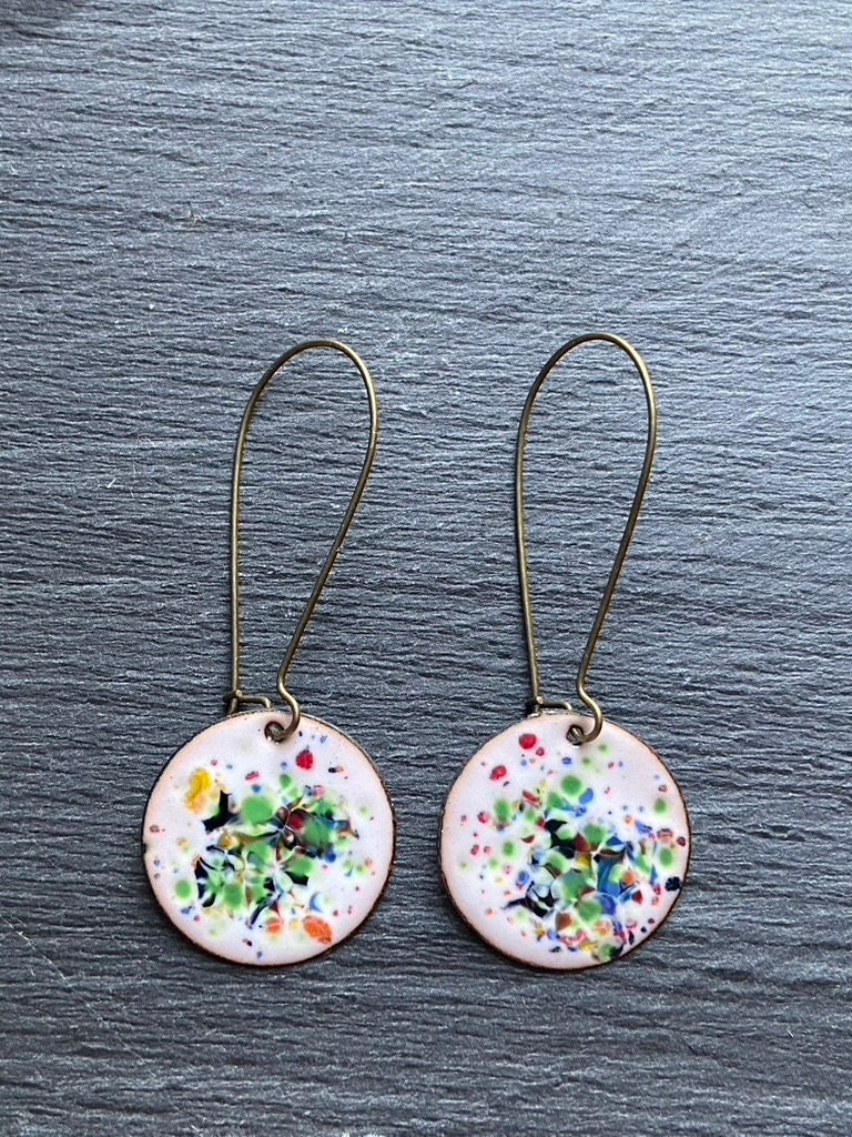 Emaille Ohrringe Weiß Bunt | Schmuck, Ohrhänger, Ohrhaken Emailleschmuck Handmade Messing, Kreis, Geometrisch, Enamel, Emaux, Glas von Dudetita