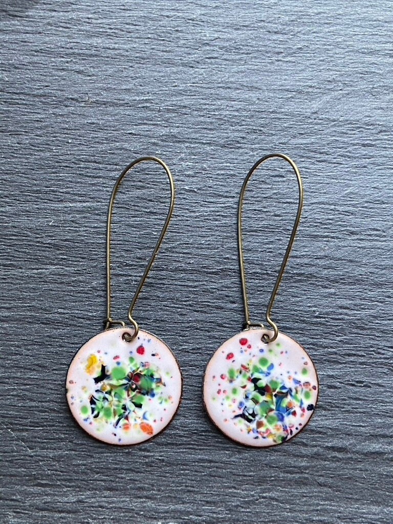 Emaille Ohrringe Weiß Bunt | Schmuck, Ohrhänger, Ohrhaken Emailleschmuck Handmade Messing, Kreis, Geometrisch, Enamel, Emaux, Glas Emaille Ohrringe Weiß Bunt | Schmuck, Ohrhänger, Ohrhaken Emailleschmuck Handmade Messing, Kreis, Geometrisch, Enamel, Emaux, Glas von Dudetita