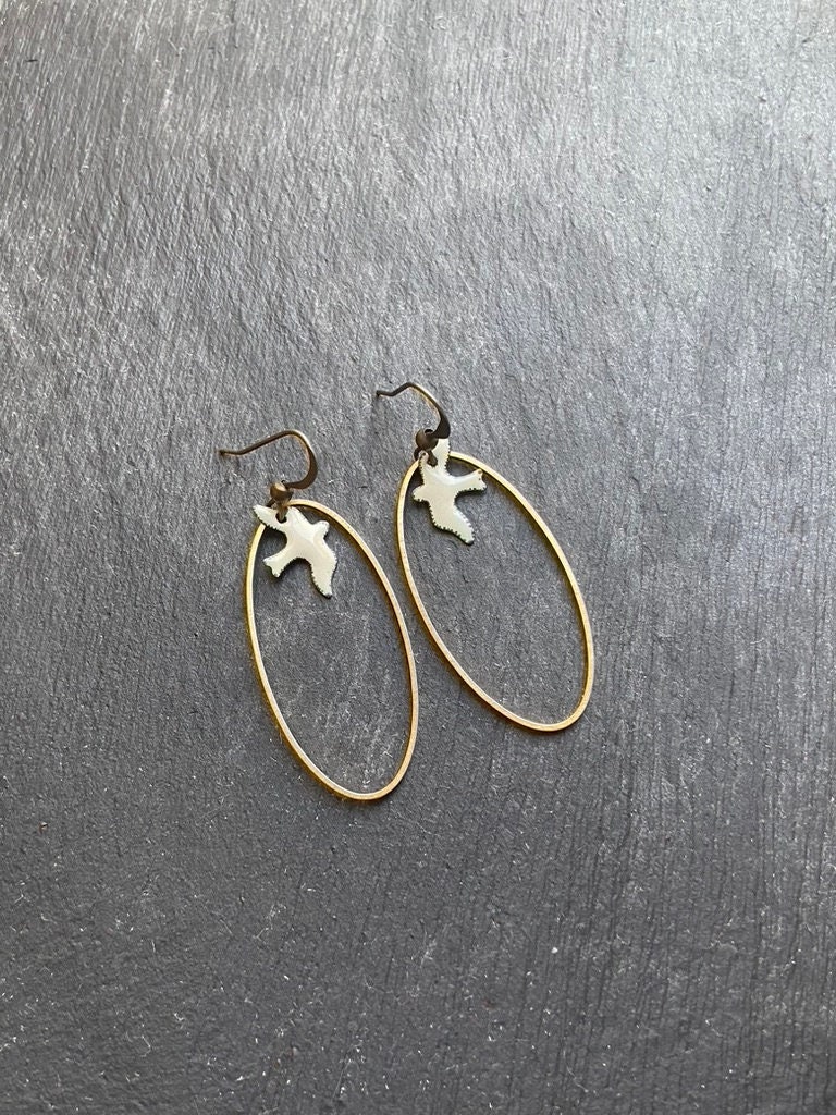 statement Ohrringe Emaille Weißer Vogel | Messing Ohrhänger Ohrhaken Vintage Boho Enamel, Glas Schwalbe, Möwe, Weiß von Dudetita