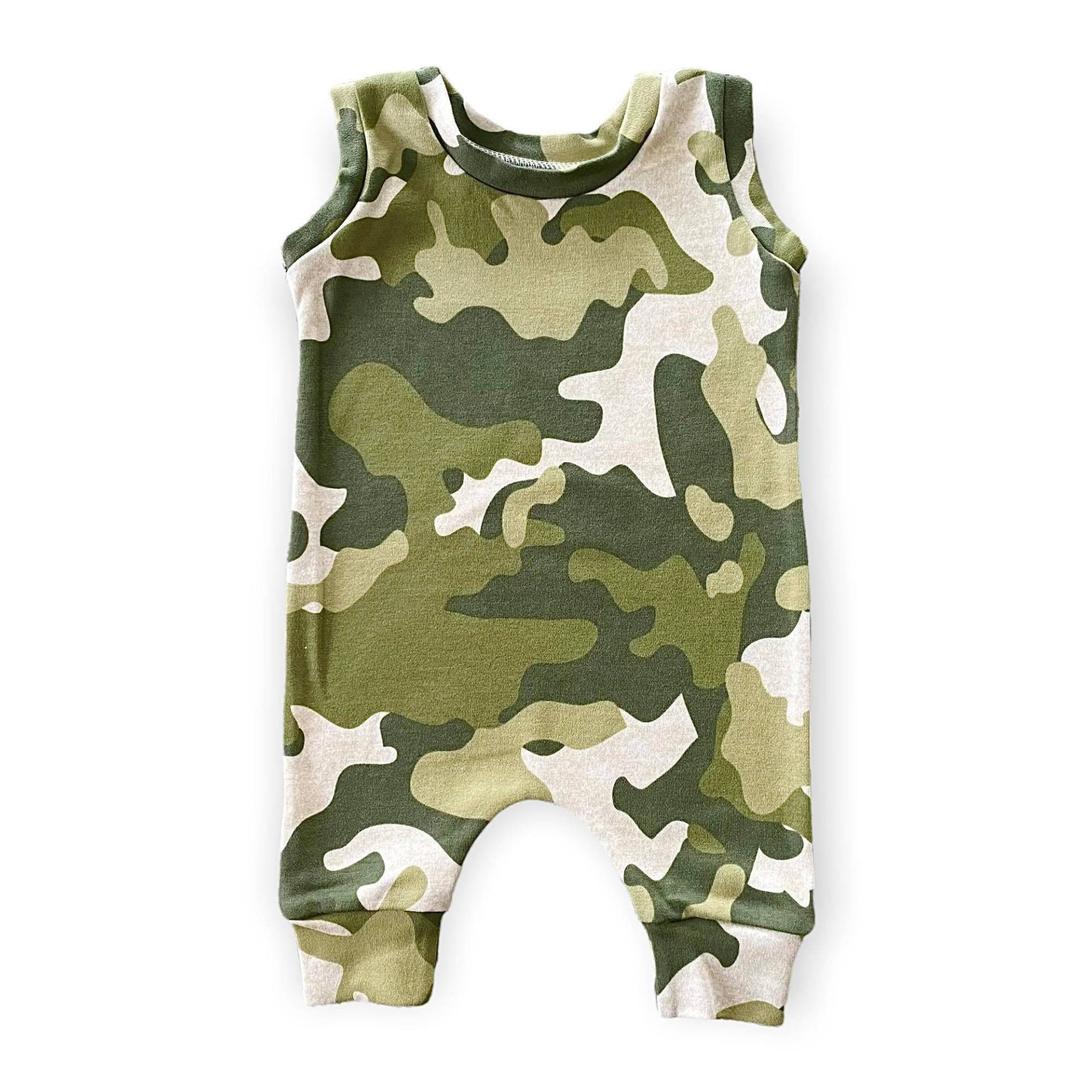 Grüner Camouflage Harems, Babykleidung, Baby Strampler, Mädchen Sommer Unisex Jumpsuit, Junge Armee Print von DudisDesign