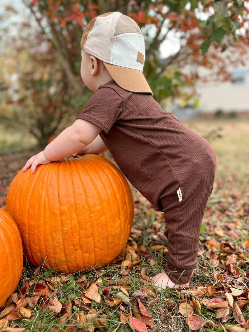 Cocoa Braun Gerippt Haremsstrampler Kleidung Minimal Baby Mädchen Strampler Jungen Unisex Overall Geschenk von DudisDesign