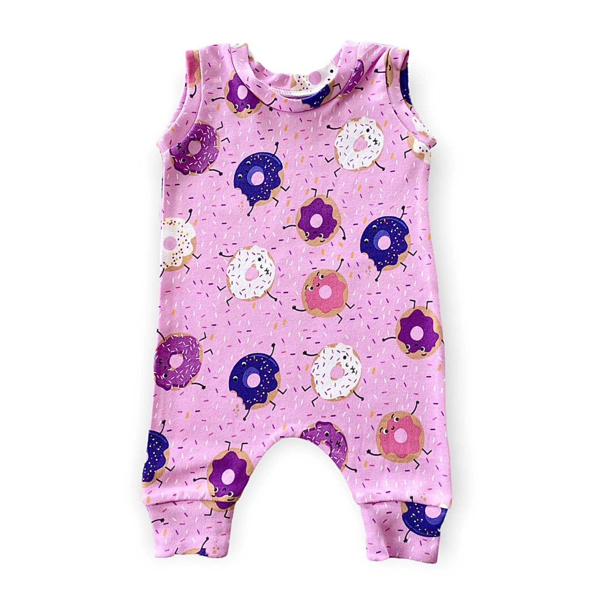 Lila Donuts Harems, Baby Kleidung, Strampler, Mädchen Sommer Unisex Jumpsuit, Junge Fun Print von DudisDesign