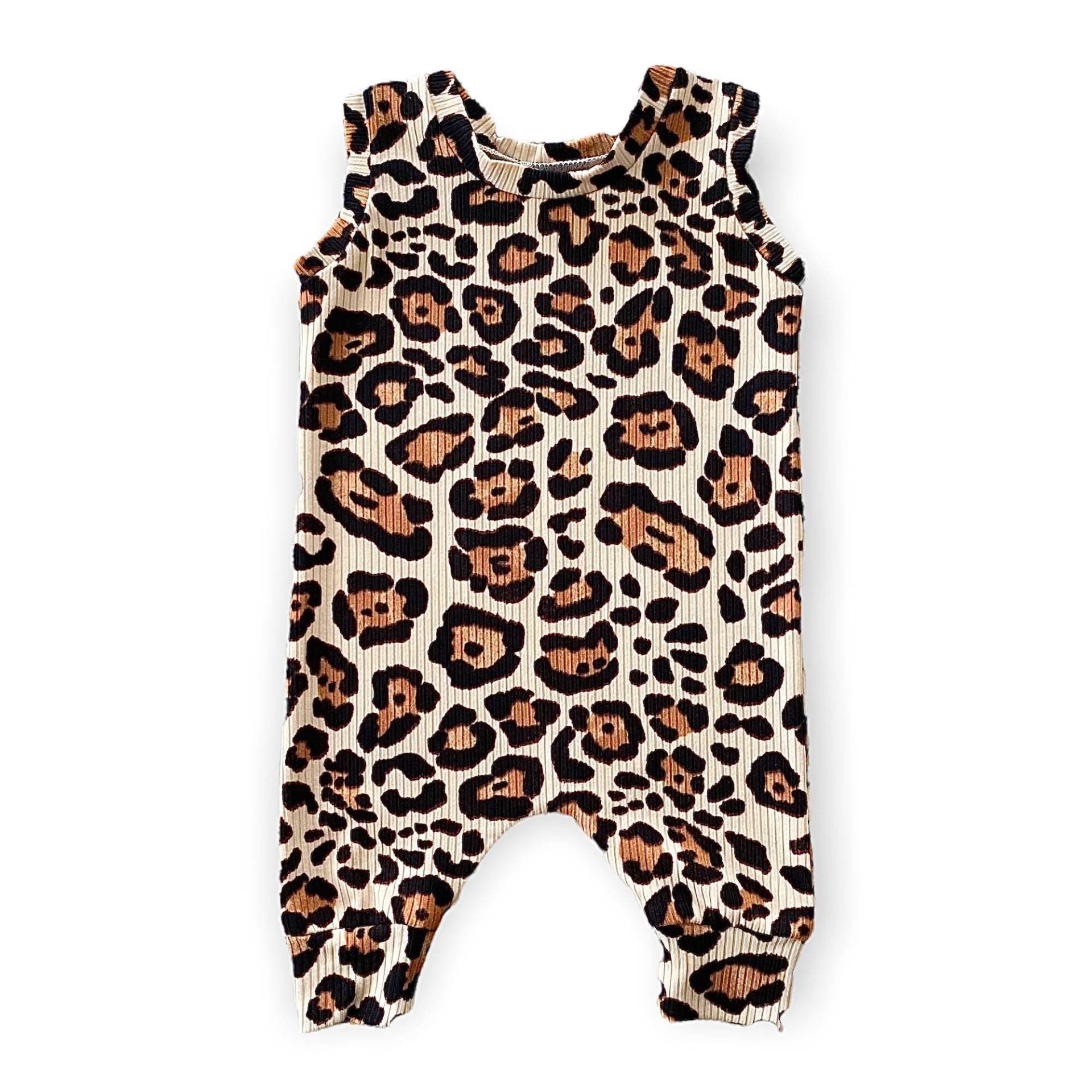 Taupe Leopard Rib Harem, Baby Kleidung, Strampler, Mädchen Sommer Unisex Overall Tier Spaß Print von DudisDesign