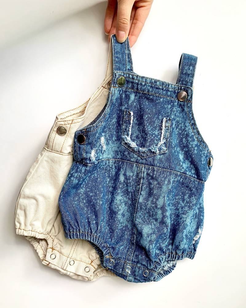 Unisex Distressed Denim Overall Strampler von DudleyDenim
