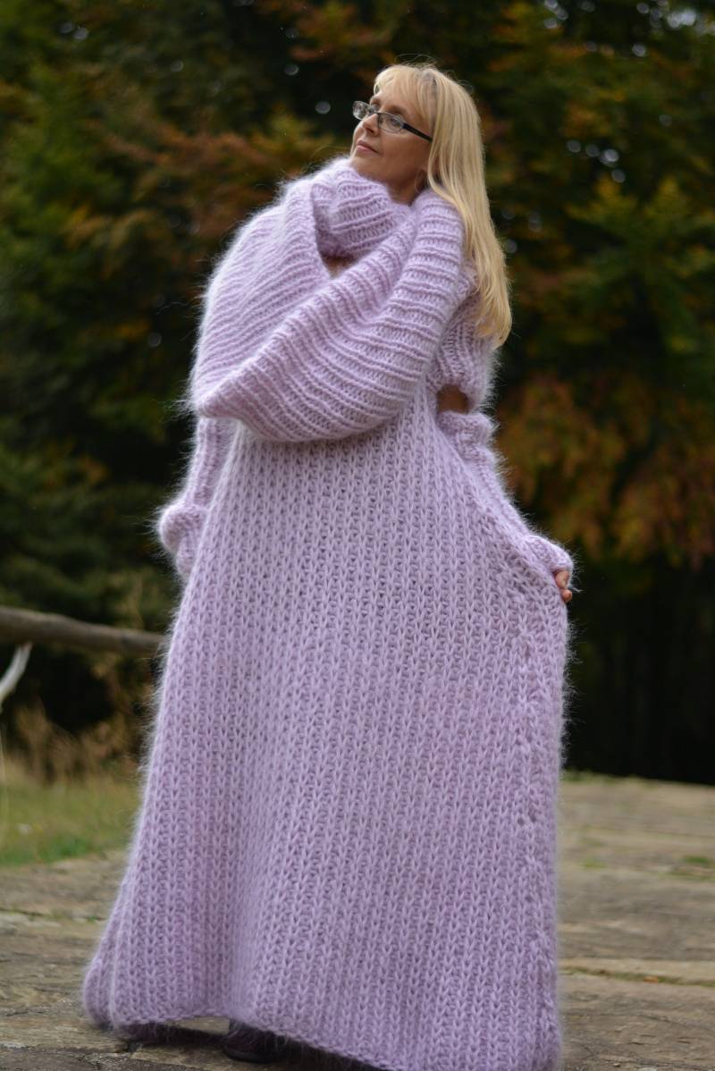 Einheitsgröße Mohair Set Bestehend Aus Kleid, Schlauchschal Und Armstulpen in Der Farbe Flieder von Dukyana