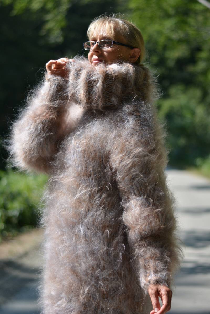 Fertig Handgestrickter Grobstrick Mohair Pullover in Grau-Beige Mischung Von Dukyana von Dukyana